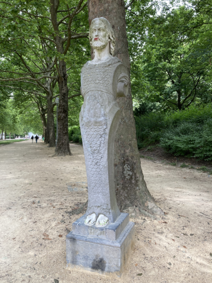 statue